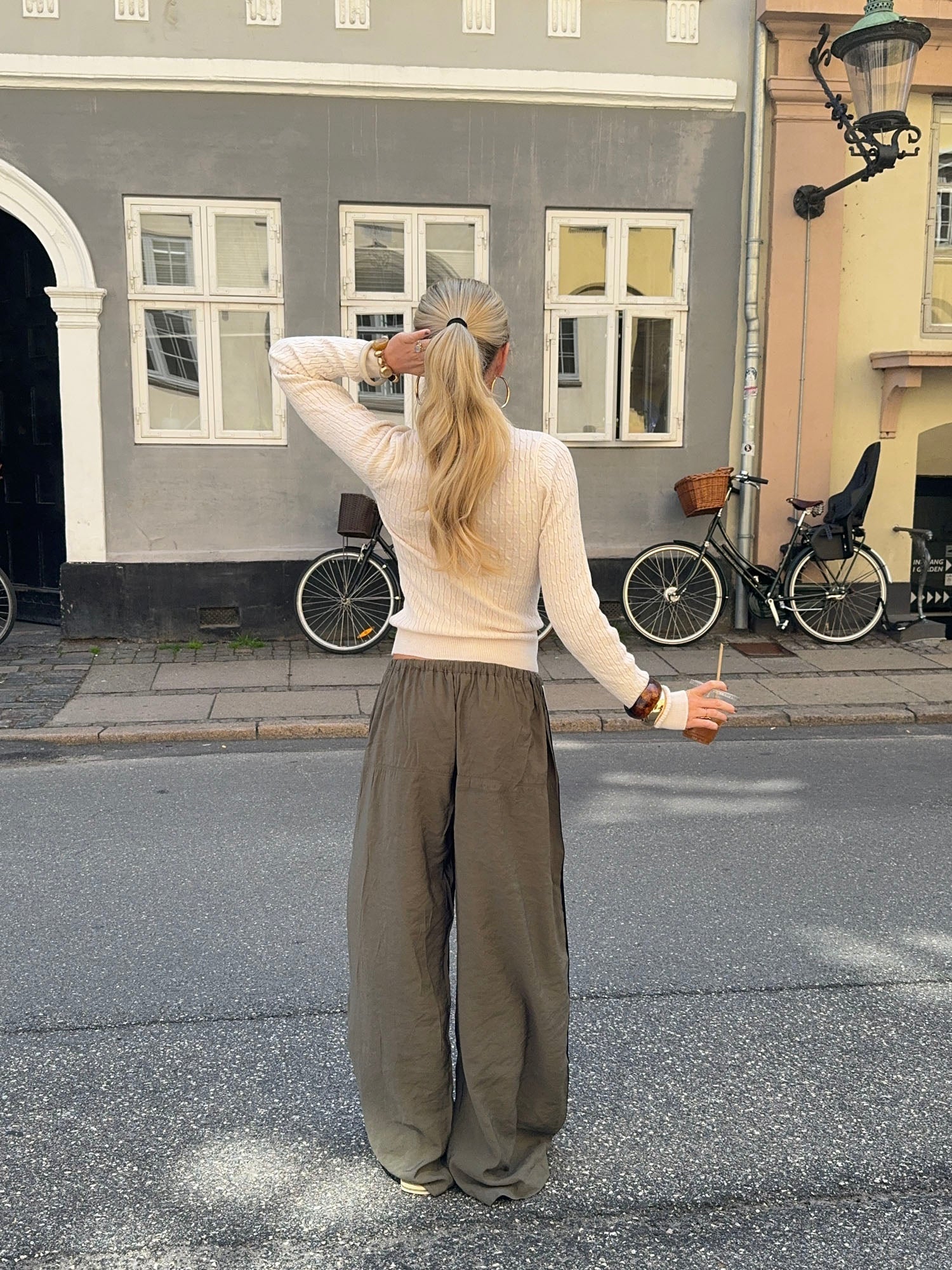 Kaki Bukse med Hvite Striper