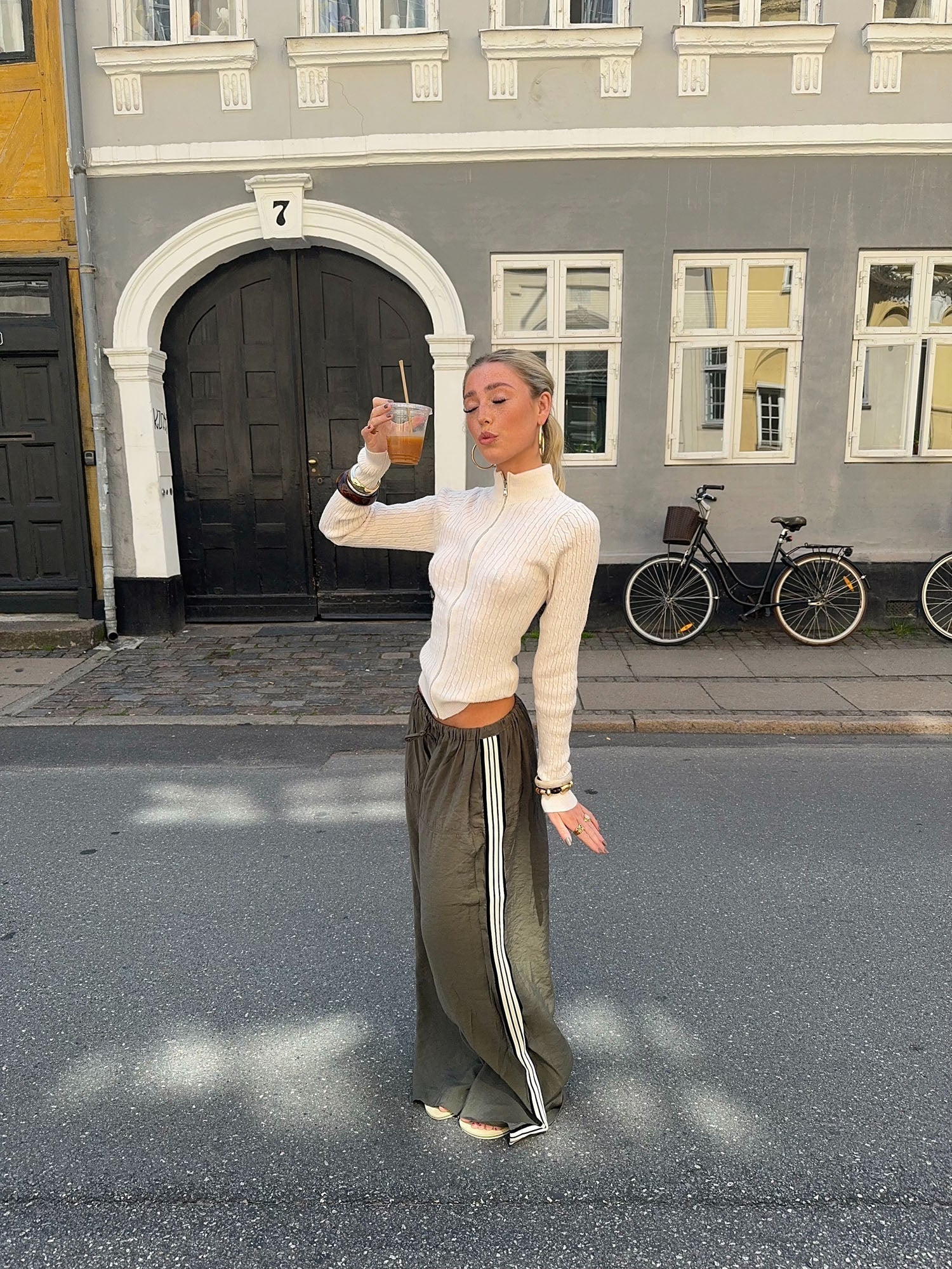 Kaki Bukse med Hvite Striper