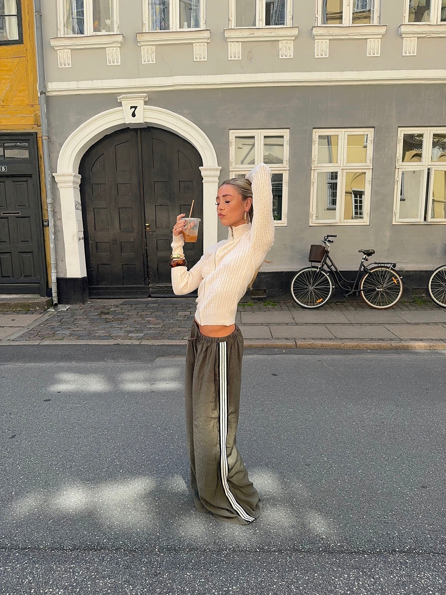 Kaki Bukse med Hvite Striper