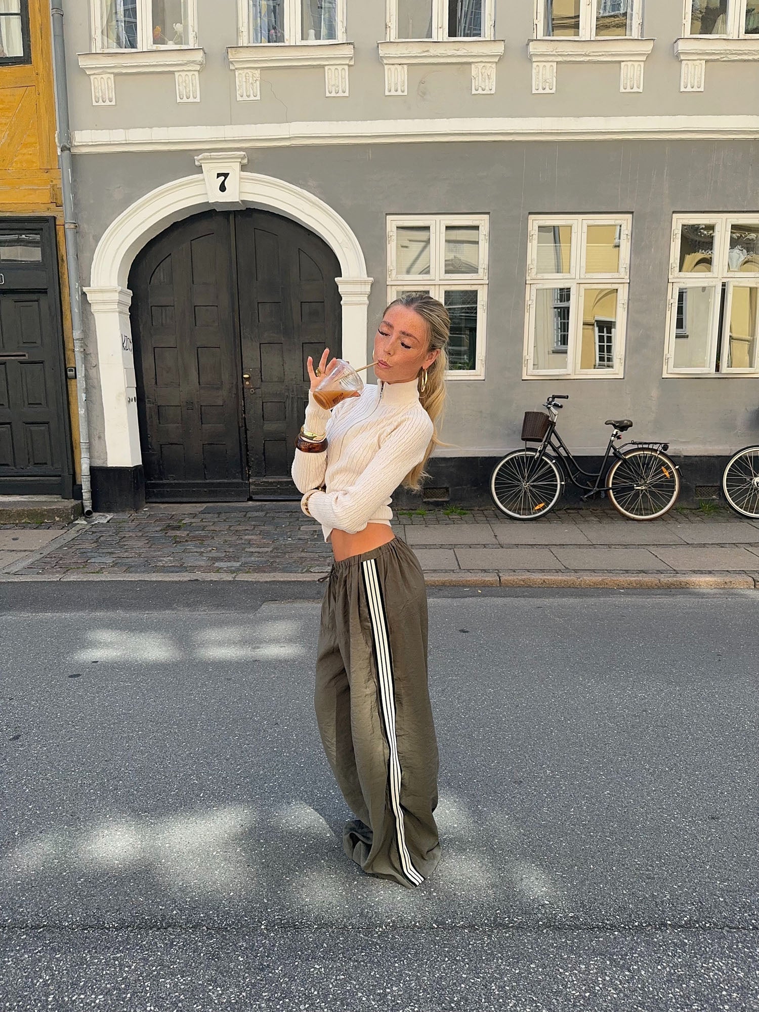 Kaki Bukse med Hvite Striper