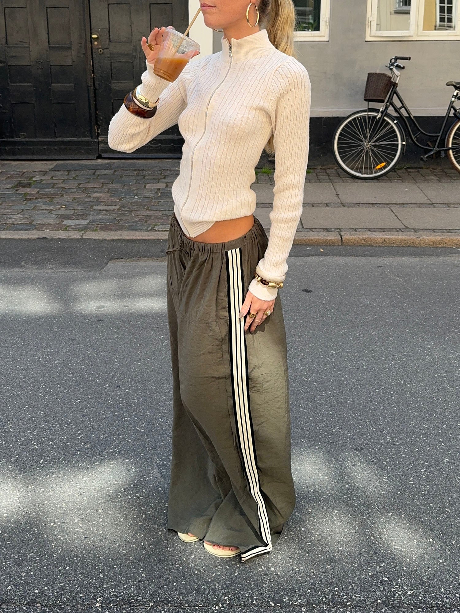 Kaki Bukse med Hvite Striper
